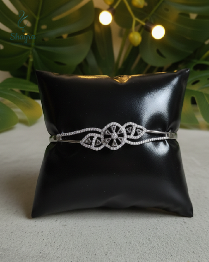 Royal Vintage Lace Bracelet (Classic feel)