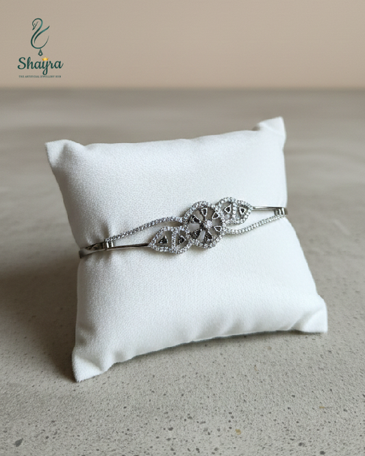 Royal Vintage Lace Bracelet (Classic feel)